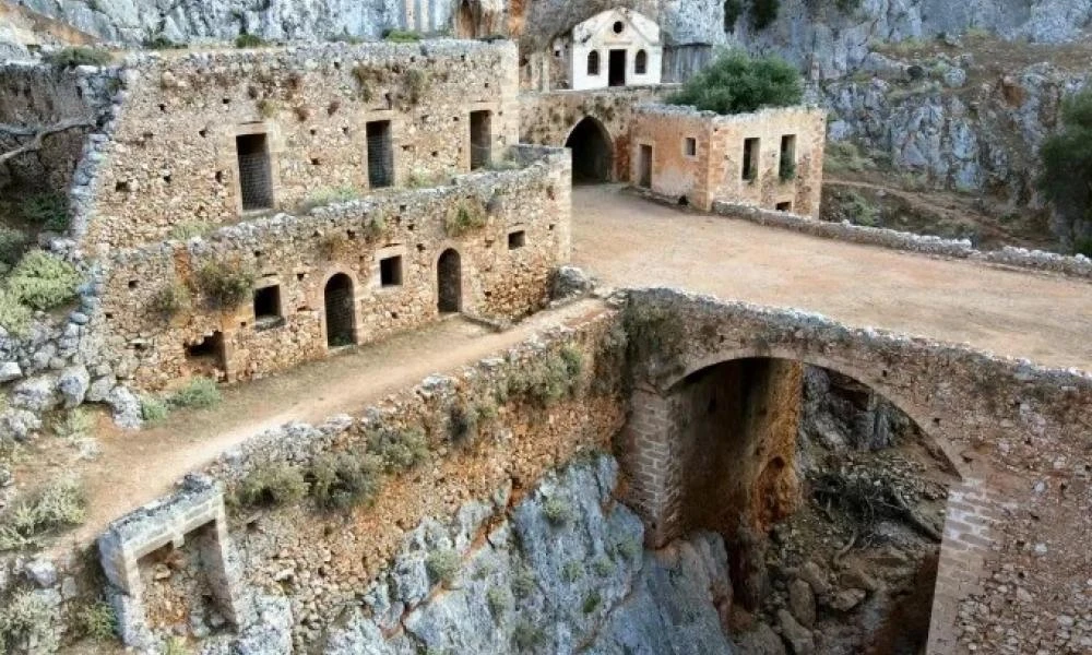 Κρήτη: Το μοναστήρι - φάντασμα - «Κρυμμένο» μέσα σε απόκρημνο φαράγγι (βίντεο)